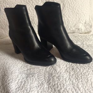Aerosoles size 7.5 black zip up ankle boot